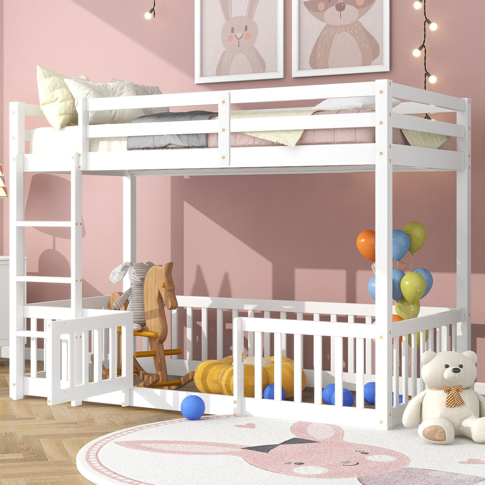 Etagenbett mit rechtwinkliger Treppe, Bett mit Zäune und Türchen, Kinderbett mit Fallschutz und Gitter, Massivholz, weiß (200x90cm)